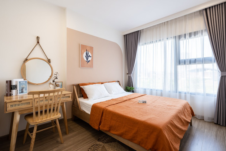 Phòng ngủ tận dụng ánh sáng tự nhiên từ khung cửa sổ lớn và sắc cam mang đến cảm giác dễ chịu, thư thái. Giường, tủ sử dụng vật liệu tre tạo nên nét mộc mạc, giản dị và ấm áp.
