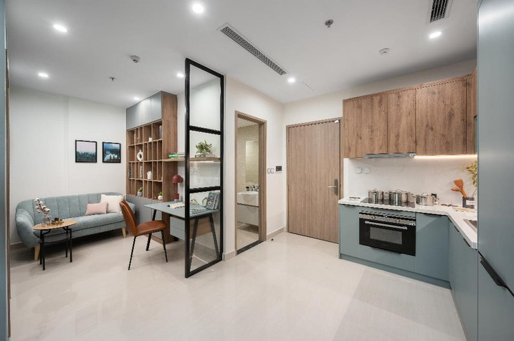 Khu vực cộng thêm tại căn hộ 1 phòng ngủ ở Vinhomes Smart City được tận dụng làm không gian làm việc với kệ trang trí và ghế sofa nghỉ ngơi, đọc sách