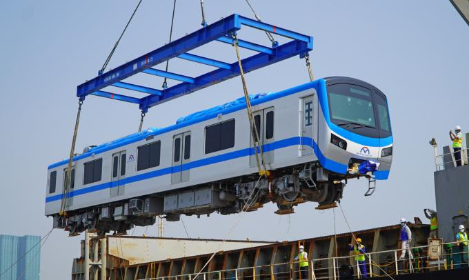Toa metro được hạ xuống cảng Khánh Hội