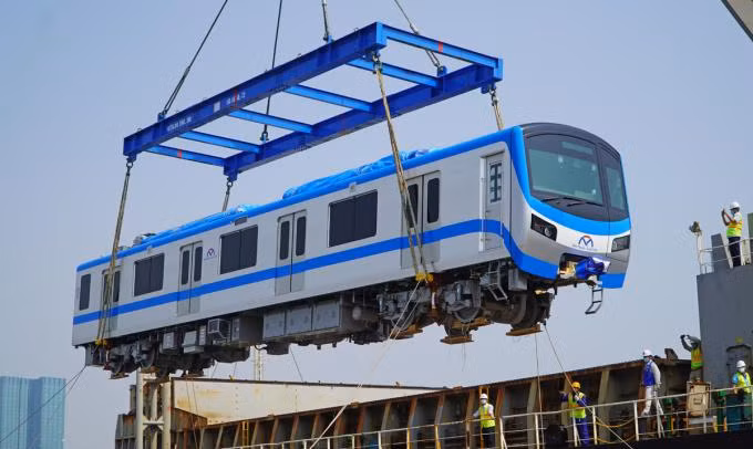 Toa metro được hạ xuống cảng Khánh Hội