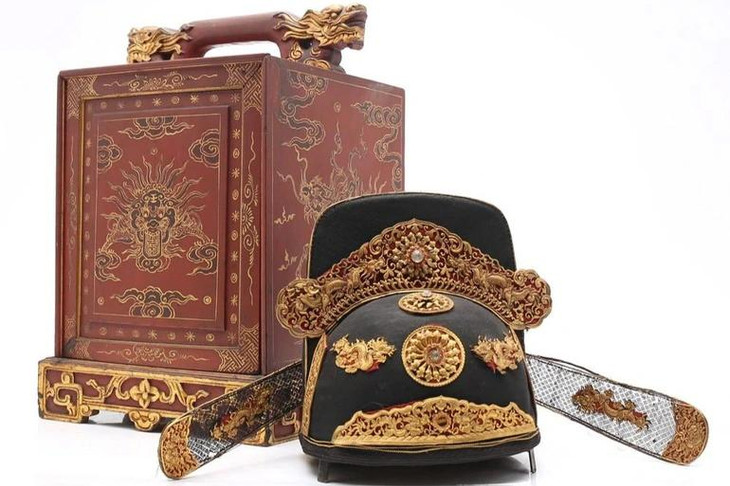 Chiếc mũ quan triều Nguyễn và hộp đựng có giá trúng đấu giá 20 tỷ đồng (Ảnh: Balclis)