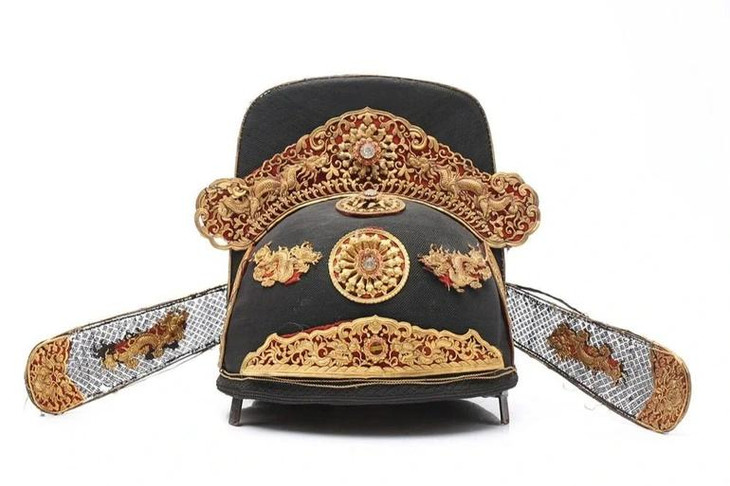 Phần trước chiếc mũ quan