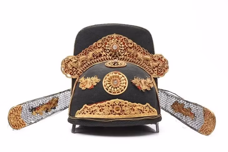 Phần trước chiếc mũ quan