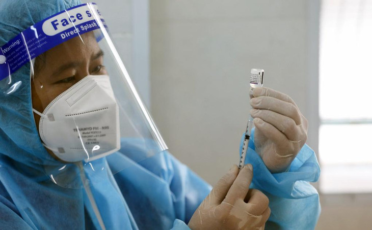 Nhân viên y tế chuẩn bị tiêm vaccine Pfizer cho trẻ