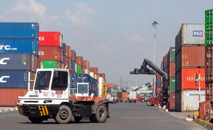Bốc dỡ, vận chuyển hàng hóa tại cảng Cát Lái, TP.HCM