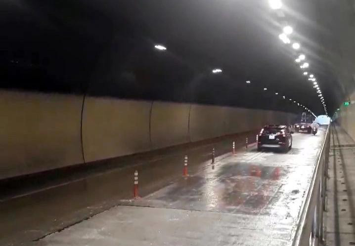 Đường bên trong hầm Phước Tượng đã sửa chữa xong.