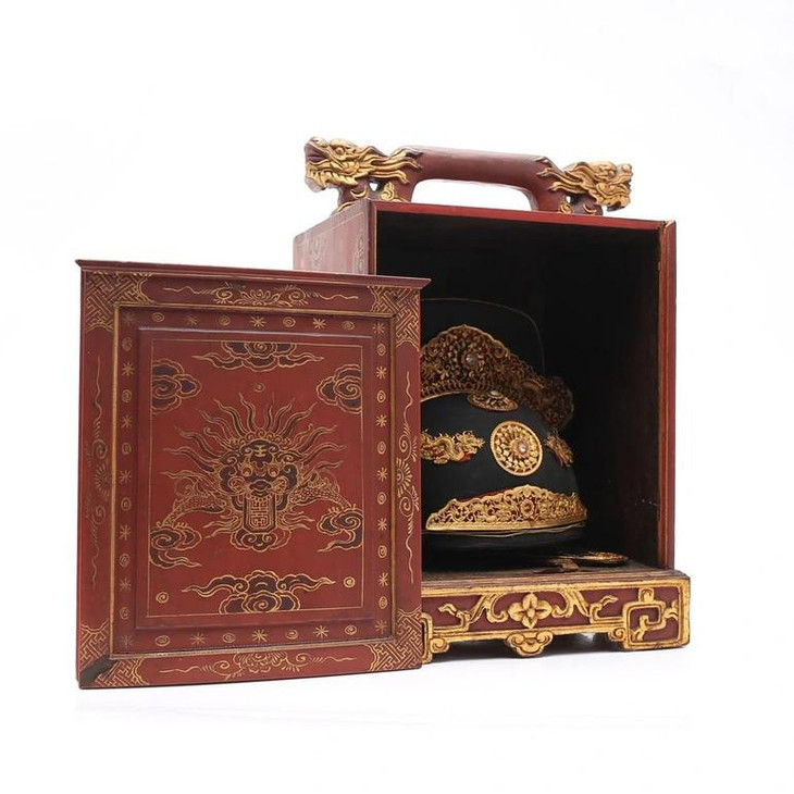 Chiếc mũ quan đặt trong hộp đựng rất tinh xảo và đẹp tinh tế (Ảnh: Balclis)