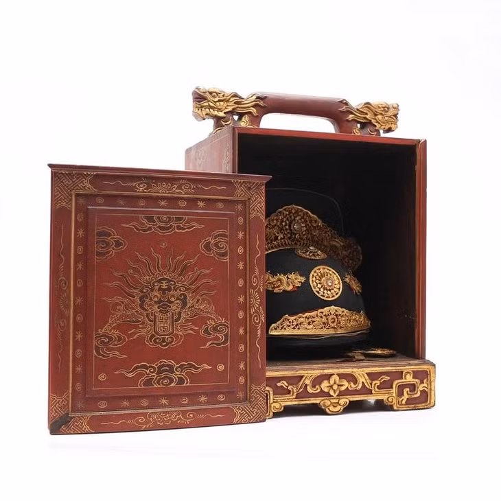 Chiếc mũ quan đặt trong hộp đựng rất tinh xảo và đẹp tinh tế (Ảnh: Balclis)