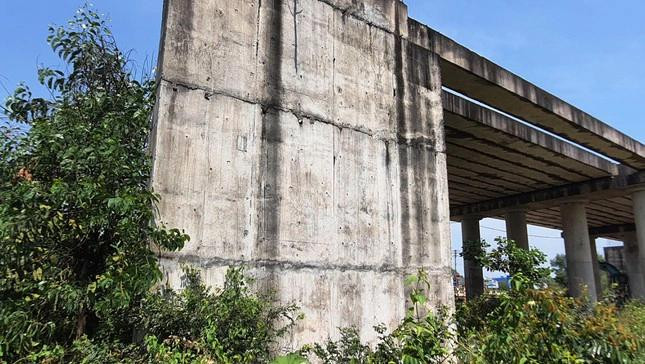 Công trình cầu vượt hàng chục tỷ đồng dang dở nhiều năm.