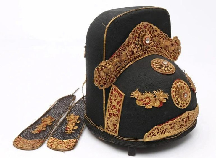 Toàn bộ các họa tiết trang sức trên mũ đều làm bằng vàng. Toàn thân mũ kết bằng đuôi ngựa theo kiểu &quot;kết kép&quot; - dùng hai lông đuôi bện thành một dây để kết