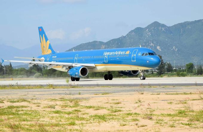 Máy bay cất cánh trên đường băng số 2 sân bay Cam Ranh Máy bay cất cánh trên đường băng số 2 sân bay Cam Ranh