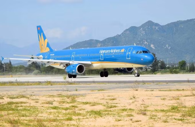 Máy bay cất cánh trên đường băng số 2 sân bay Cam Ranh