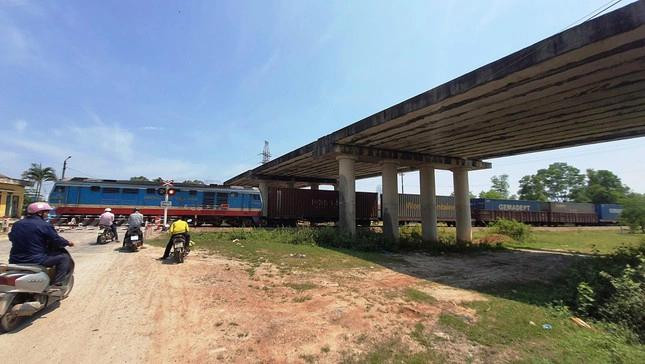 Cây cầu có chức năng vượt đường sắt, vừa bảo đảm an toàn giao thông cho cả đường sắt lẫn đường bộ.