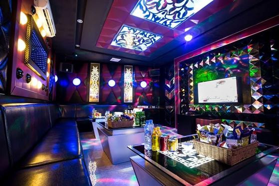 Hà Nội mở lại dịch vụ karaoke, massage, quán bar từ ngày 8/4