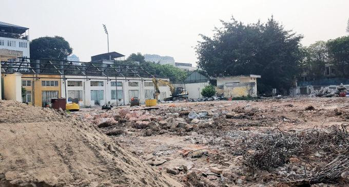 Các công trình trên lô đất số 61 Trần Phú đã phá dỡ gần hết, chỉ còn lại dãy nhà giáp phố Hùng Vương Các công trình trên lô đất số 61 Trần Phú đã phá dỡ gần hết, chỉ còn lại dãy nhà giáp phố Hùng Vương