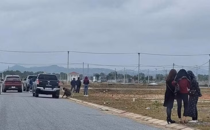 Nhiều "cò" đất đã thổi giá, khiến cho giá trị các khu đất không còn đúng với giá trị thực tế.