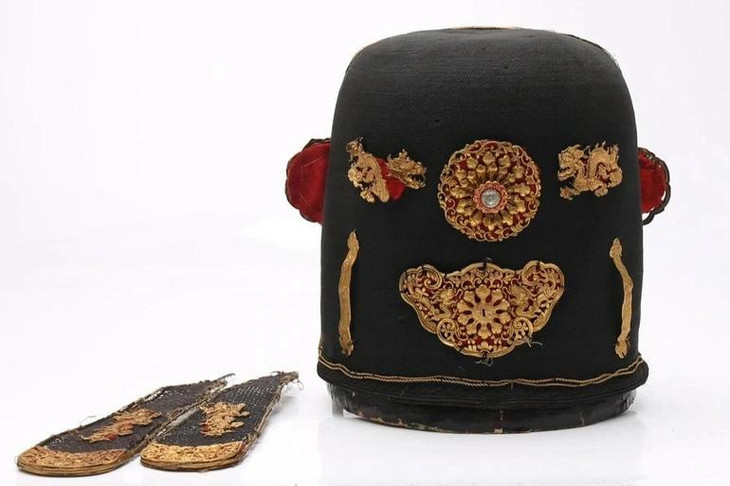 Mặt sau mũ quan trang trí 2 hoa cúc (hóa nhật) và 2 rồng