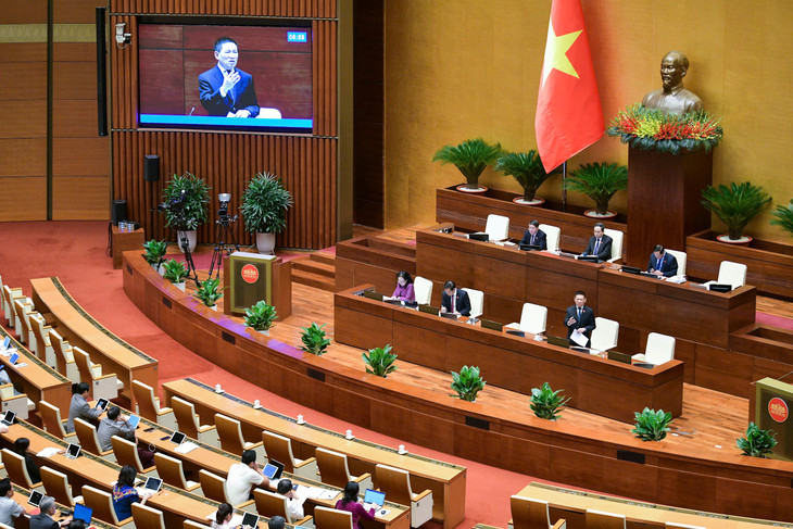 Phó Thủ tướng Chính phủ, Bộ trưởng Bộ Tài chính Hồ Đức Phớc phát biểu giải trình, làm rõ một số vấn đề đại biểu Quốc hội quan tâm