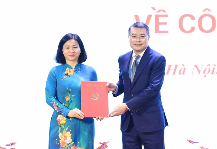 Trưởng Ban Tổ chức Trung ương Lê Minh Hưng thay mặt Bộ Chính trị trao quyết định điều động bà Nguyễn Thị Tuyến Trưởng Ban Tổ chức Trung ương Lê Minh Hưng thay mặt Bộ Chính trị trao quyết định điều động bà Nguyễn Thị Tuyến