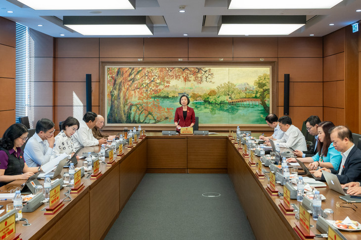 Các đại biểu thảo luận tại tổ, chiều 8/11/2024