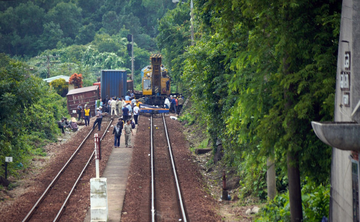 Lực lượng chức năng khắc phục sự cố trật đường ray