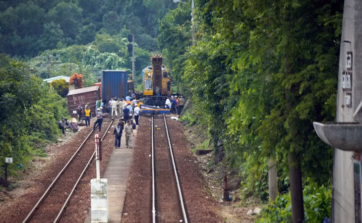 Lực lượng chức năng khắc phục sự cố trật đường ray