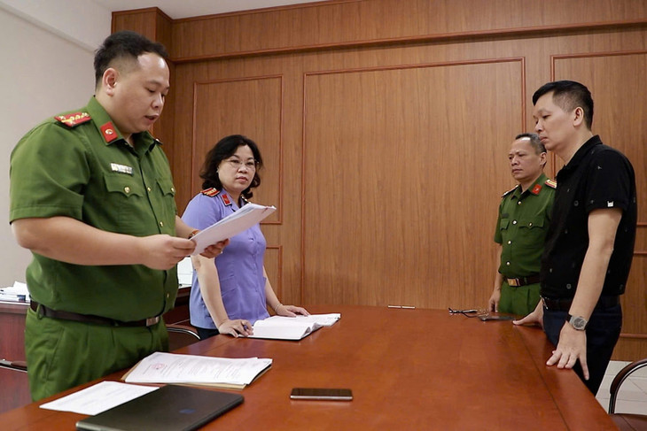 Cơ quan Cảnh sát điều tra và Viện KSND tỉnh Quảng Ninh thi hành các lệnh khám xét nơi ở, nơi làm việc đối với Hoàng Văn Thoan