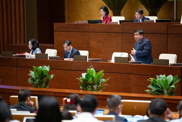 Bộ trưởng Bộ Kế hoạch và Đầu tư Nguyễn Chí Dũng phát biểu giải trình, làm rõ một số vấn đề đại biểu Quốc hội quan tâm