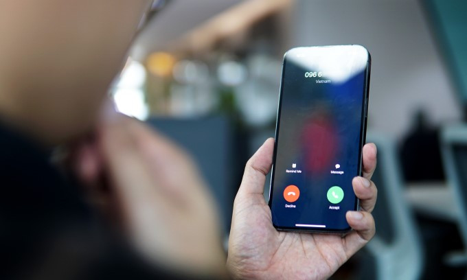 Một người nhận được cuộc gọi từ số điện thoại lạ, nghi quảng cáo trên iPhone
