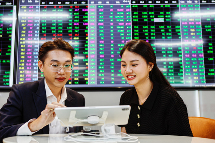 Nhà đầu tư đang giao dịch cổ phiếu tại một công ty chứng khoán