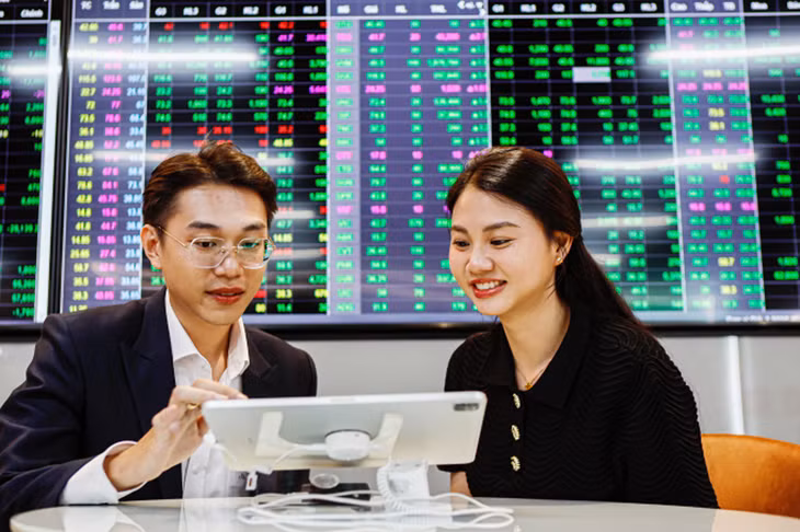 Nhà đầu tư đang giao dịch cổ phiếu tại một công ty chứng khoán