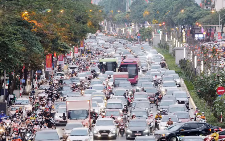 Tắc đường trong giờ cao điểm buổi chiều trên phố Trần Duy Hưng, Hà Nội