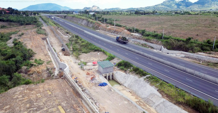 Hai bức tường và trạm bơm tự động chống ngập cao tốc Dầu Giây - Phan Thiết đã hoàn thành Hai bức tường và trạm bơm tự động chống ngập cao tốc Dầu Giây - Phan Thiết đã hoàn thành