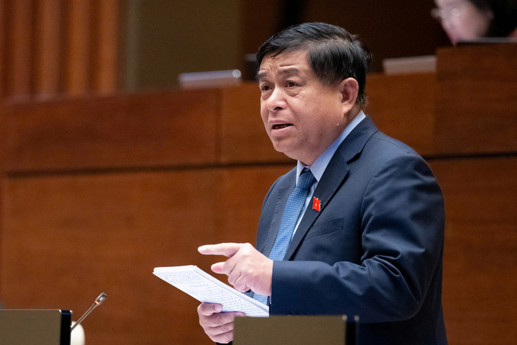Bộ trưởng Bộ Kế hoạch và Đầu tư Nguyễn Chí Dũng phát biểu giải trình, làm rõ một số vấn đề đại biểu Quốc hội quan tâm
