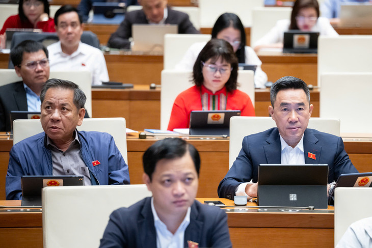 Quốc hội họp phiên toàn thể ở hội trường, thảo luận về dự án Luật Đầu tư công (sửa đổi). Tại phiên thảo luận có 27 lượt đại biểu Quốc hội phát biểu ý kiến