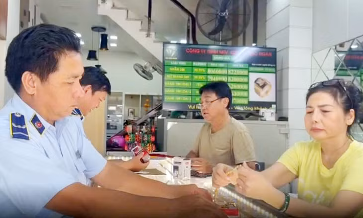 Cán bộ quản lý thị trường kiểm tra tại một cửa hàng kinh doanh vàng