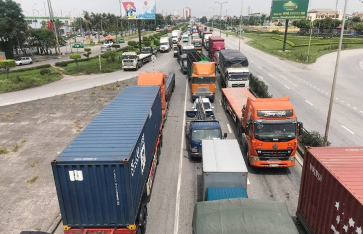 Ùn tắc trên Quốc lộ 5 sau một vụ tai nạn Ùn tắc trên Quốc lộ 5 sau một vụ tai nạn