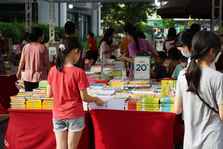 “Tiếp lửa” tri thức trong ngày hội sách ngay tại sân khu đô thị. Ảnh: TNPM