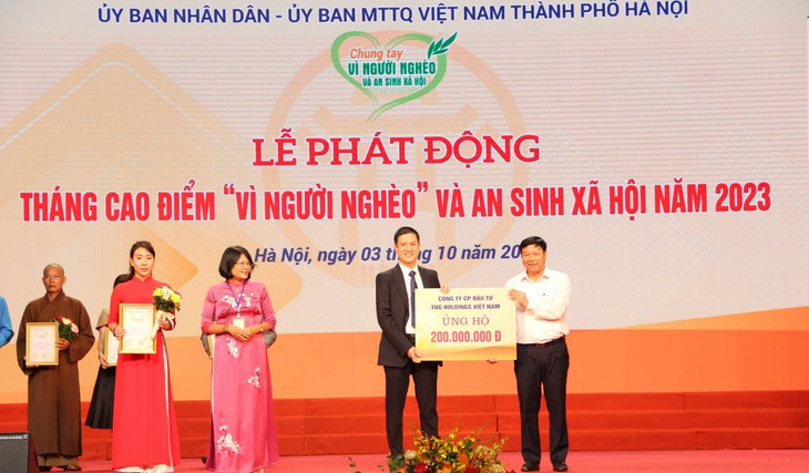 Đại diện Tập đoàn TNG Holdings Vietnam trao số tiền ủng hộ cho đại diện MTTQ TP. Hà Nội