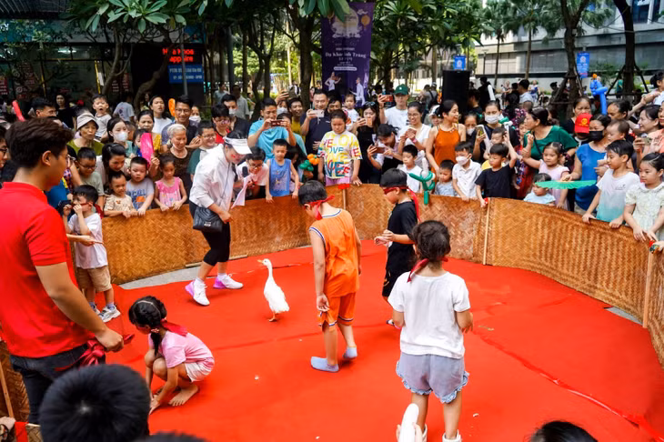 Bịt mắt bắt vịt, trò chơi dân gian được tái hiện trong khuôn viên TNR Goldmark City vừa mang lại sự hào hứng cho con trẻ vừa gợi nhớ ký ức tuổi thơ đẹp đẽ trong lòng nhiều người. Ảnh: TNPM