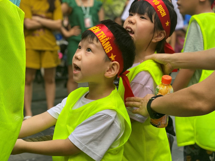 Tránh xa smartphone, các em đón nhận niềm vui trong trò chơi kéo co. Ảnh: TNPM