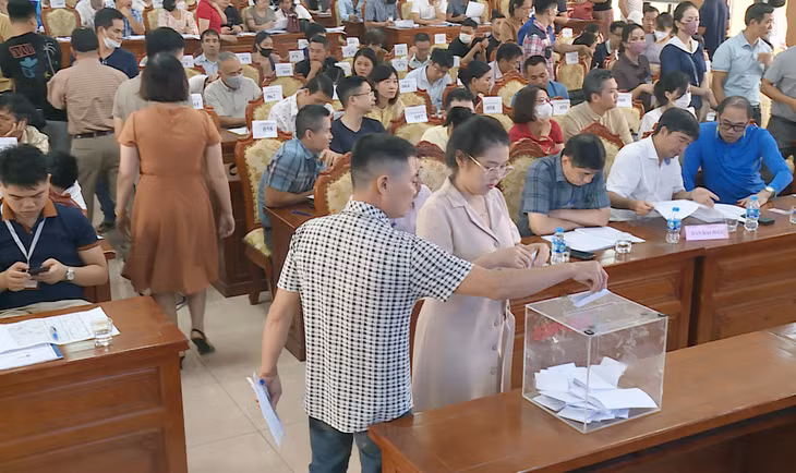 Khách hàng tham gia bỏ phiếu đấu giá quyền sử dụng đất phía Tây Bắc, thôn Lễ Pháp, xã Tiên Dương, huyện Đông Anh