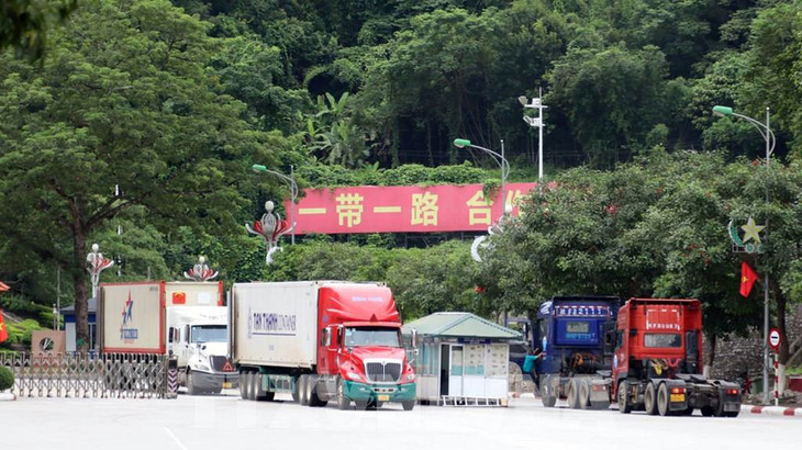 Xe không có hàng tại cửa khẩu QT Hữu Nghị (Lạng Sơn) được di chuyển qua đường xuất nhập cảnh để giảm tải lưu lượng phương tiện trong khu vực. Ảnh minh họa