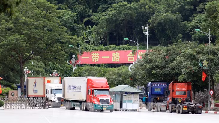 Xe không có hàng tại cửa khẩu QT Hữu Nghị (Lạng Sơn) được di chuyển qua đường xuất nhập cảnh để giảm tải lưu lượng phương tiện trong khu vực. Ảnh minh họa