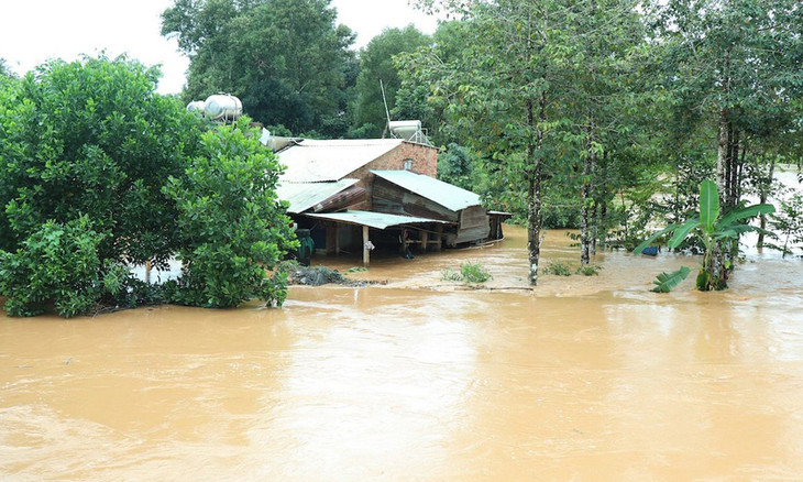 Lũ gây ngập nhà cửa ở huyện Đồng Phú