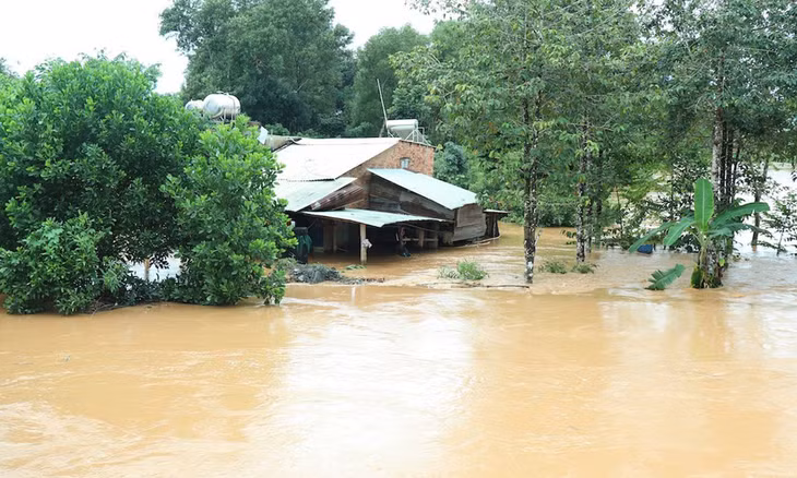 Lũ gây ngập nhà cửa ở huyện Đồng Phú