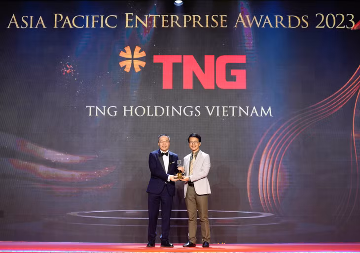Ông Trần Tuấn Việt – đại diện TNG Holdings Vietnam nhận giải thưởng “Doanh nghiệp xuất sắc châu Á”.