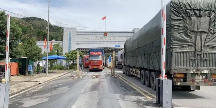 Xe chở hàng hóa nhập khẩu qua cửa khẩu Chi Ma
