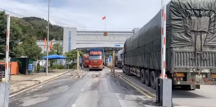 Xe chở hàng hóa nhập khẩu qua cửa khẩu Chi Ma