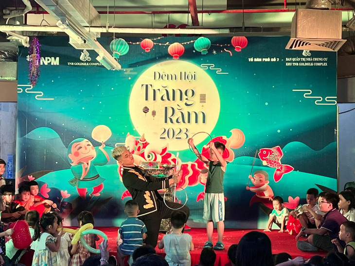 Em nhỏ hồi hộp hỗ trợ nhà ảo thuật trên sân khấu. Ảnh: TNPM